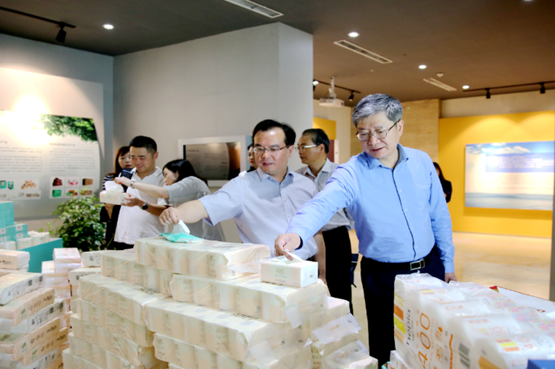 2019年 5月22日，时任浙江省社会组织综合党委专职副书记、省民政厅社会组织管理局局长蔡国华莅临ok138太阳集团纸业调研企业发展情况和党建工作